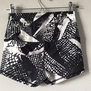 Lululemon High Waist Yoga Shorts 4 Black White